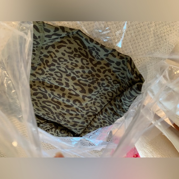 New In Package GRACE & LACE DAILY POCKET LEGGINGS - OLIVE CHEETAH Size XL - Picture 5 of 5